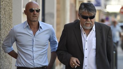 Fabien Barthez (G), directeur g&eacute;n&eacute;ral&nbsp;du club de&nbsp;Luzenac, et J&eacute;r&ocirc;me Ducros, pr&eacute;sident, au tribunal administratif de Toulouse, le 3 septembre 2014. (PASCAL PAVANI / AFP)