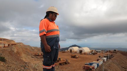 Josée Kondolo à la mine de Ouaco en Nouvelle-Calédonie. (ELISE LAMBERT/FRANCEINFO)