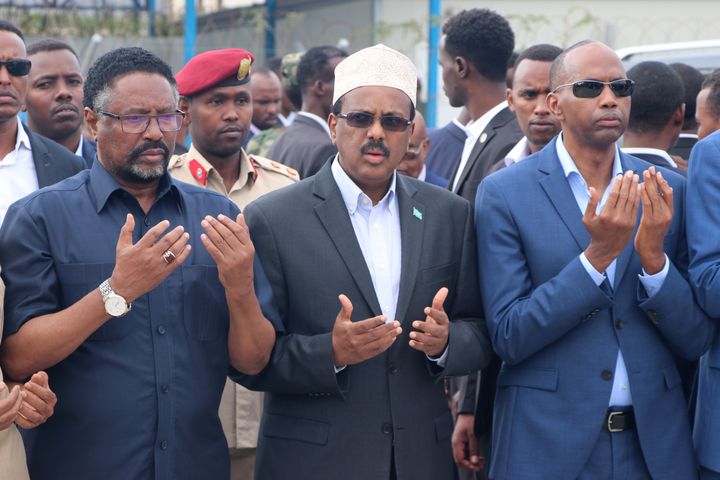 Le président somalien Mohamed Abdullahi Mohamed (au centre de l'image) assiste le 4 août 2019 aux funérailles du maire de Mogadicio&nbsp;Abdirahman Omar Osman, mort dans un attentat suicide revendiqué par les islamistes shebab affiliés à Al Qaida.&nbsp; (ABDIRAZAK HUSSEIN FARAH / AFP)