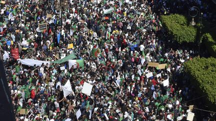 Les Algériens manifestent vendredi 15 mars à Alger,&nbsp;pour réclamer le départ du président Bouteflika. (RYAD KRAMDI / AFP)