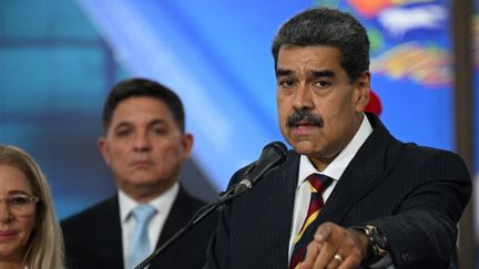 Le président vénézuélien, Nicolas Maduro, s'adresse à la presse devant la Cour suprême de justice à Caracas (Venezuela) le 9 août 2024. (FEDERICO PARRA / AFP)