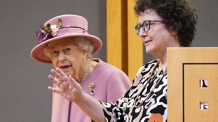 La reine Elizabeth II et&nbsp;la présidente du Parlement gallois, Elin Jones, à Cardiff, au Pays de Galles, jeudi 14 octobre 2021.&nbsp; (AFP)