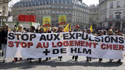 Des manifestants de l'association Droit au logement, le 1er avril &agrave; Paris. (PIERRE VERDY / AFP)