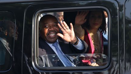 Le président Ali Bongo Ondimba à&nbsp;son retour à Libreville le 23 mars 2019, cinq mois après un déplacement en Arabie saoudite où il a été victime d'un AVC et un séjour au Maroc où il a été soigné. (STEVE JORDAN / AFP)