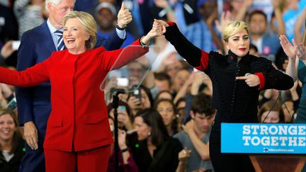 Hillary Clinton est accueillie sur scène par la chanteuse Lady Gaga lors d'un meeting à Raleigh, en Caroline du Nord, le 8 novembre 2016. (CHRIS KEANE / REUTERS)