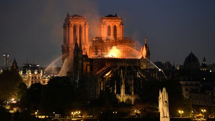 Un incendie ravage la toiture de la cathédrale Notre-Dame de Paris, le 15 avril 2019.&nbsp; (BERTRAND GUAY / AFP)