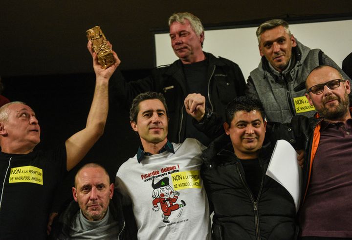 François Ruffin pose avec des ouvriers de Whirlpool, l'un d'eux brandissant son César, le 3 mars 2017 à Longueau, dans la Somme
 (Denis Charlet / AFP)