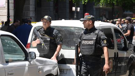 Des policiers déployés dans les rues de Tunis (Tunisie), le 27 juin 2019. (FETHI BELAID / AFP)