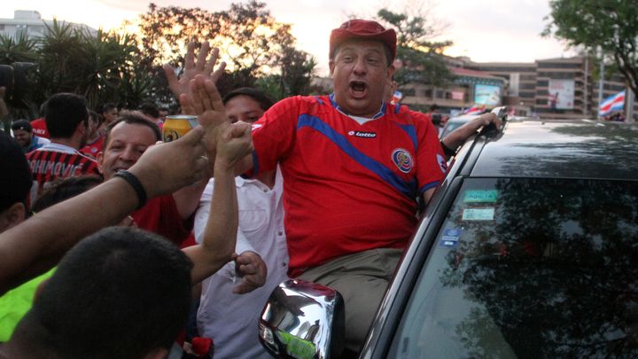 Le pr&eacute;sident du Costa Rica Luis Guillermo Solis f&ecirc;te la qualification de l'&eacute;quipe nationale en quarts de finale, le 29 juin &agrave; San Jose. ([E]KENT GILBERT / XINHUA / AFP)