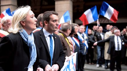 Marine Le Pen (G.) et Florian Philippot, respectivement pr&eacute;sidente et vice-pr&eacute;sident du Front national, lors du traditionnel d&eacute;fil&eacute; du parti &agrave; Paris, le 1er mai 2013.&nbsp; (ERIC FEFERBERG / AFP)