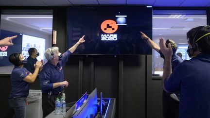 &nbsp;Des membres de l'équipe Perseverance de la Nasa observent l'arrivée des premières images quelques instants après l'atterrissage réussi du vaisseau spatial sur Mars, le 18 février 2021, au Jet Propulsion Laboratory de la Nasa à Pasadena, en Californie.&nbsp; (BILL INGALLS / NASA)