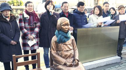 Cette statue représentant les femmes coréennes forcées par le Japon d'être des esclaves sexuelles lors de la seconde guerre mondiale est installée devant&nbsp;le consulat du Japon à Busan (Corée du Sud), le 30 décembre 2016. (MUNENORI INOUE / YOMIURI / AFP)