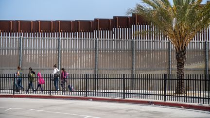 Le mur à la frontière entre les Etats-Unis et le Mexique, le 31 mai 2019. (ARIANA DREHSLER / AFP)