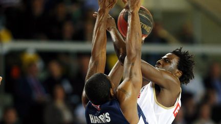 Le Strasbourgeois Bangaly Fofana (à droite) face au Gravelinois Paul Harris. (JEAN-MARC LOOS / MAXPPP)