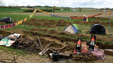 Le chantier de l'A69 entre Toulouse et Castres fait l'objet de nombreuses oppositions. Depuis plusieurs semaines, des militants écologistes bloquent le début des travaux de déboisement. Ici le 12 avril 2023. (REMY-GABALDA / MAXPPP)