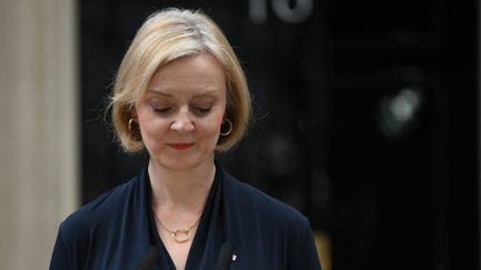 Liz Truss, la Première ministre du Royaume-Uni, annonce sa démission, le dimanche 20 octobre, à Londres. (DANIEL LEAL / AFP)