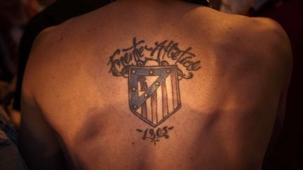 Un supporter de l'Atl&eacute;tico Madrid exhibe un tatouage &agrave; la gloire de son club, le 17 mai 2014.&nbsp; (DANIEL OCHOA DE OLZA / SIPA )