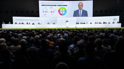 Le PDG du groupe Bayer Werner Baumann prend la parole lors de l'assemblée générale du groupe chimique allemand, vendredi 26 avril 2019 à Bonn (Allemagne). (GUIDO KIRCHNER / DPA)