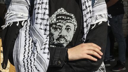 Le portrait de Yasser Arafat sur la chemise d'un Palestinien, lors d'un rassemblement à Hebron (Cisjordanie) le 11 novembre 2021 à l'occasion du 17e anniversaire de sa disparition. Illustration (HAZEM BADER / AFP)