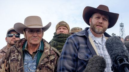 Ammon Bundy, le leader du groupe de ranchers qui occupe les locaux du parc de Malheur, s'adresse à la presse le 4 janvier 2016. (AFP/Rob Kerr)