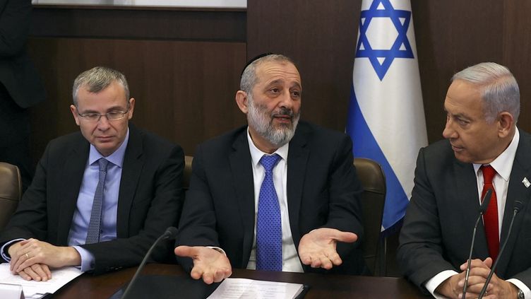 L'ex-ministre de l'Intérieur et de la Santé, Arié Dery, le 8 janvier 2023 à Jérusalem. (RONEN ZVULUN / AFP)