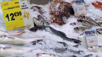 L'écrasante majorité des poissons vendus en supermarché, comme le bar, est issue de pêche non durable. (FRED TANNEAU / AFP)