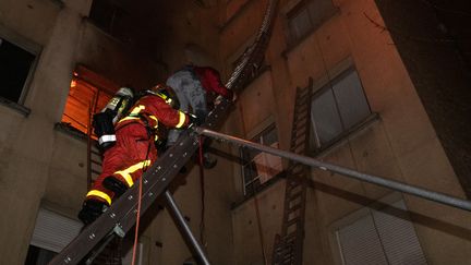 Des pompiers interviennent lors d'un incendie à Paris, mardi 5 février 2019. (BENOÎT MOSER / BSPP)