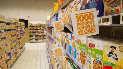 Des étiquettes dans l'allée d'un rayon vide d'un supermarché à Montaigu (Vendée) le 26 juin 2024. (MATHIEU THOMASSET / AFP)