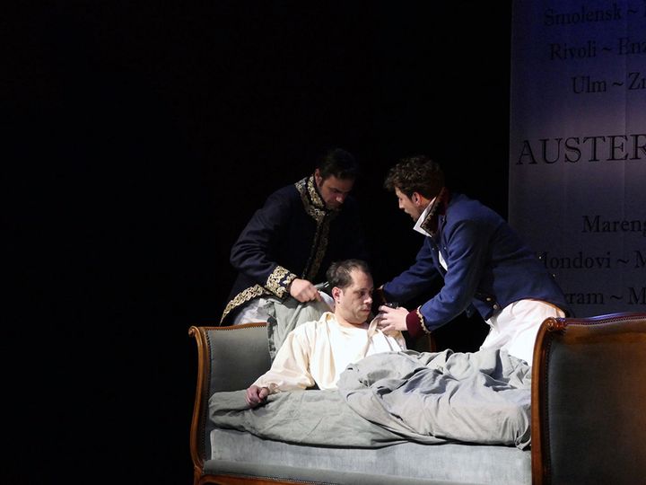 Loïc Risser, Damien Gouy et Vincent Arnaud dans&nbsp;"Napoléon, la nuit de Fontainebleau" de&nbsp;Philippe Bulinge (2021). (THEATRE DE L'ARCHIPEL)