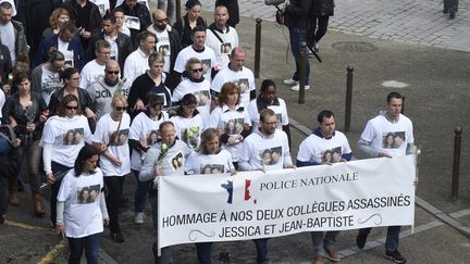 Des personnes d&eacute;filent lors d'une marche blanche, le 16 juin 2016 &agrave; Magnanville (Yvelines), en hommage au couple de policiers tu&eacute;s.&nbsp; (DOMINIQUE FAGET / AFP)