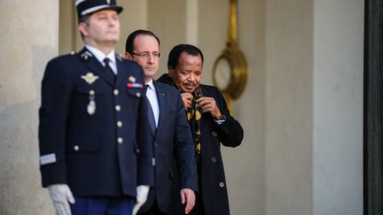 Le pr&eacute;sident Fran&ccedil;ois Hollande et son homologue camerounais, Paul Biya, le 30 janvier 2013, &agrave; l'Elys&eacute;e. (MAXPPP)