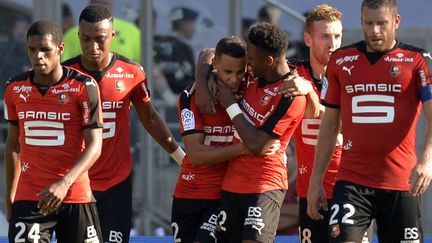 Medhi Zeffane (au centre) et Rennes, victorieux à Lyon (1-2). (JEAN-PHILIPPE KSIAZEK / AFP)