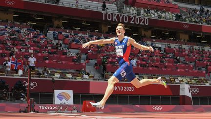 En finale, Karsten Warholm et Rai Benjamin battent tous les deux le record du monde avec des chronos stratosphériques, 45''94 pour le Norvégien et 46''17 pour l'Américain.