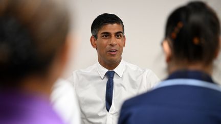 Le Premier ministre britannique, Rishi Sunak, dans un hôpital à Milton Keynes, en Angleterre, le 15 août 2023. (LEON NEAL / AFP)