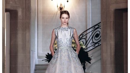 Elie Saab est renommé pour sublimer les femmes, par  ses créations aux matières nobles et sophistiquées, brodées à la main et reflétant ses influences culturelles. Il crée des robes qui mettent en avant la silhouette des femmes, lui donnant la réputation d’être le créateur des célébrités et de la Royauté. Ont déjà été conquises par le couturier : Angelina Jolie, Celine Dion, Kate Winslet, Carla Bruini-Sarkozy, Princesse Victoria de Suède et Charlotte Casiraghi.
 (Elie Saab / Assouline)