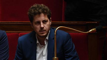 Le député écologiste Julien Bayou à l'Assemblée nationale, le 4 octobre 2022.&nbsp; (CHRISTOPHE ARCHAMBAULT / AFP)