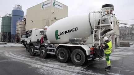 Un camion de la société Lafarge, dans son centre de distribution, à Paris, le 6 janvier 2010.&nbsp;(Photo d'illustration)&nbsp; (JACQUES DEMARTHON / AFP)