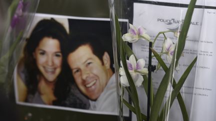 Des fleurs ont été déposées à Mantes-la-Jolie (Yvelines), le 16 juin 2016, en hommage au couple de policiers tués à Magnanville. (DOMINIQUE FAGET / AFP)