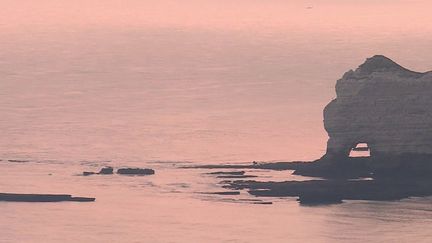 Au lever du jour, le spectacle des falaises d'Étretat offre un moment hors du temps. Plongée dans le silence et la beauté du paysage.&nbsp; (France 3)