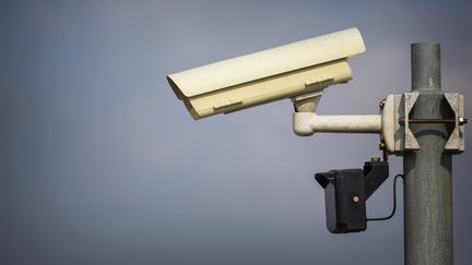 Prenant au s&eacute;rieux une boutade du maire de Grenoble (Is&egrave;re), trois maires UMP de l'agglom&eacute;ration grenobloise sont pr&ecirc;ts &agrave; racheter les cam&eacute;ras de vid&eacute;osurveillance de la ville. (KEN WELSH / PHOTODISC / GETTY IMAGES)