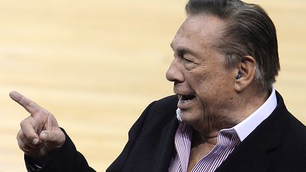 Le milliardaire Donald Sterling avant un match de NBA opposant les Clippers de Los Angeles aux Warriors de Golden State, le 21 avril 2014.&nbsp; (ROBYN BECK / AFP)