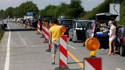 Des automobilistes coinc&eacute;s dans un embouteillage sur l'autoroute 23, en Allemagne, le 3 ao&ucirc;t 2013. (AXEL HEIMKEN / DPA)