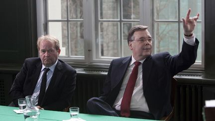 L'ancien Premier ministre Geir Haarde&nbsp;(&agrave; droite) et son avocat&nbsp;&agrave; la Cour sp&eacute;ciale islandaise, le 23 avril 2012. (THORVALDUR ORN KRISTMUNDSSON / AFP)