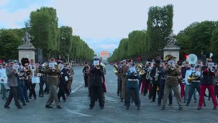 Comme le veut la tradition, un défilé militaire aura lieu sur les Champs-Élysées à Paris vendredi 14 juillet, à l'occasion de la fête nationale. La dernière répétition a commencé mercredi matin sur place, au lever du jour. (France 2)