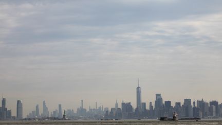 La "skyline" du sud de Manhattan dans la brume, à New York (Etats-Unis), le 17 mai 2019.&nbsp; (DREW ANGERER / GETTY IMAGES NORTH AMERICA / AFP)