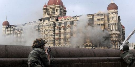 Soldats indiens devant l'hôtel Taj Mahal à Bombay après l'attaque de bâtiments de la ville par un commando islamiste le 29-11-2011 (AFP - PEDRO UGARTE)