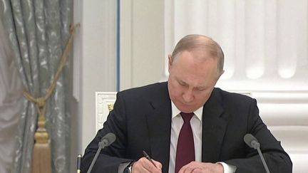 Le soir du lundi 21 février, Vladimir Poutine a fait une annonce à la télévision russe, dans laquelle il a mis fin à tout espoir de paix avec l'Ukraine en reconnaissant l'indépendance des républiques auto-proclamées du&nbsp;Donbass.&nbsp;Le 12/13 fait le point sur son discours. (FRANCE 3)