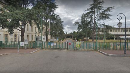 Le lycée militaire de Saint-Cyr-L'Ecole, dans les Yvelines.&nbsp; (GOOGLE MAPS / FRANCEINFO)