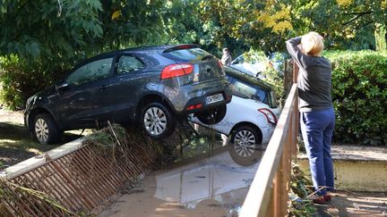 Une habitante de Mandelieu-la-Napoule constate l'ampleur des d&eacute;g&acirc;ts dans sa commune, le 4 octobre 2015, apr&egrave;s un violent orage. (BORIS HORVAT / AFP)