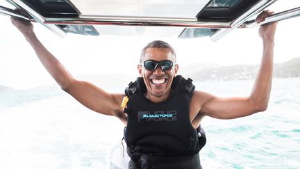 Barack Obama sur un bateau en compagnie du milliardaire Richard Branson, dans les Îles Vierges britanniques. Photo publiée par Virgin, le 7 février 2017. (REUTERS)